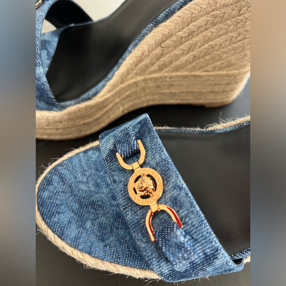 NEW VERSACE ‘95 Medusa Crystals Denim Barocco Print Platform Wedge Sandals 41 - Picture 6 of 16